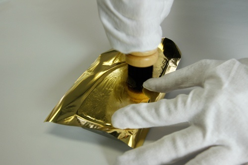Apply the foil on the case img_02
